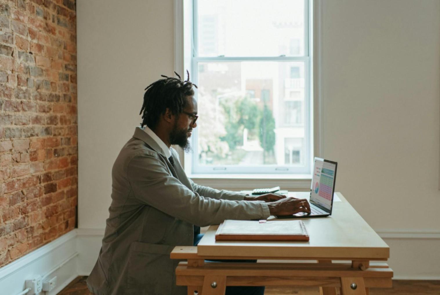 Persona che riflette durante un momento di crescita personale in un ambiente naturale