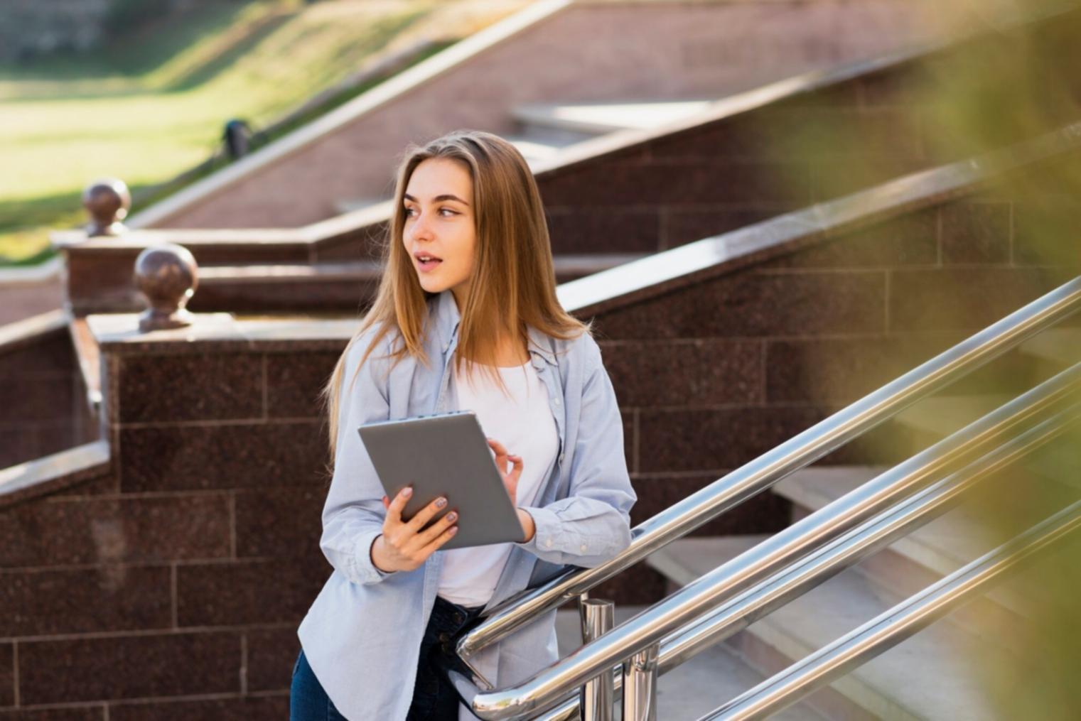 Ambiente di apprendimento moderno con spazi dedicati alla formazione personalizzata